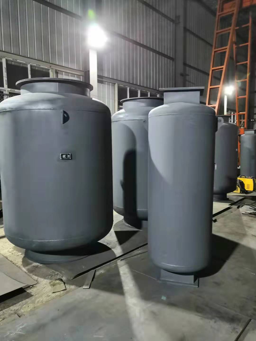 集汽集箱排汽消音器在結構上比較緊湊