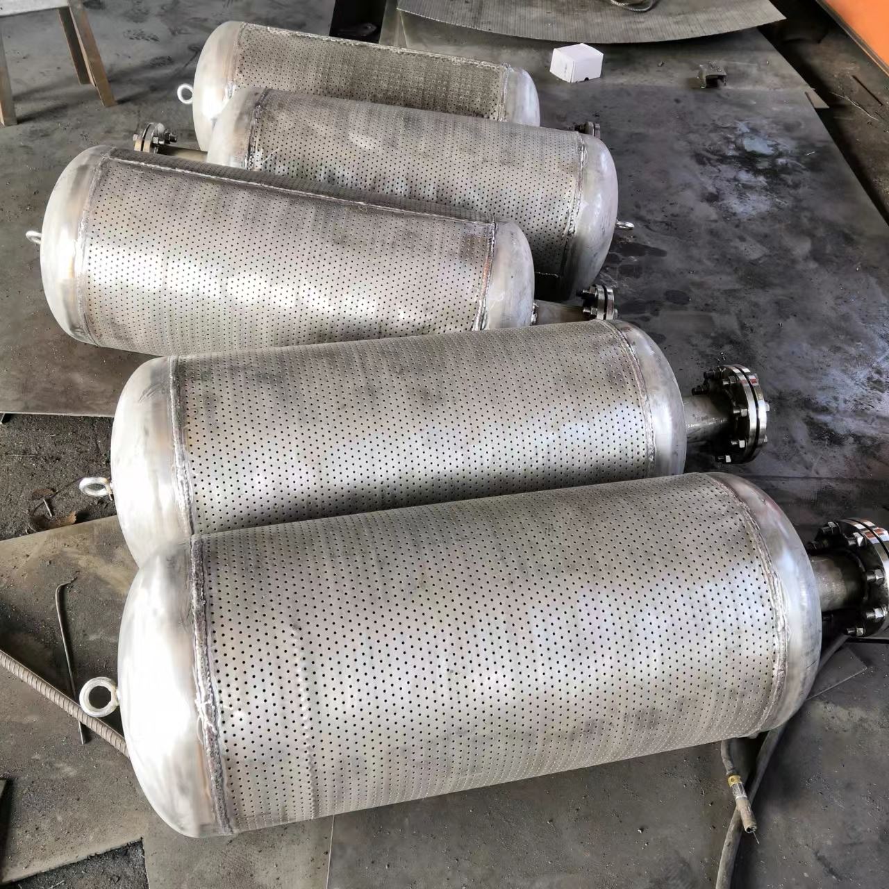 小孔消音器